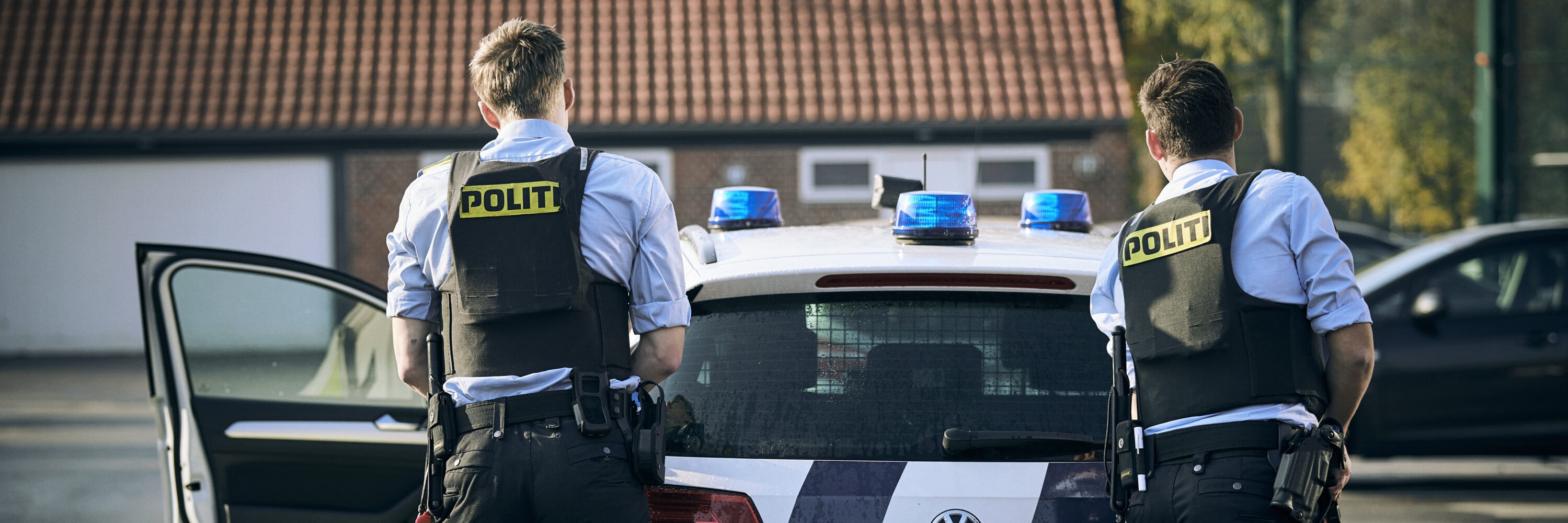 Kvindelig politibetjent ved bilrude